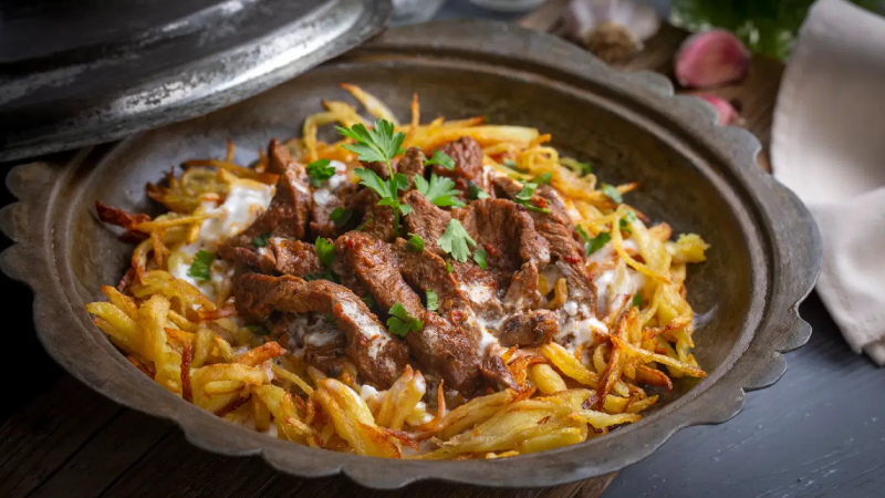 7. Çökertme Kebabı, Türkiye: Anadolu'da yenen bir kebap türüdür ve özellikle Türkiye'nin Güney Batısındaki Bodrum bölgesiyle özdeşleşmiştir. Çökertme kebabı. Marine edilmiş dana eti dilimleri, domates sosu, yeşil biber, kızarmış patates ile yapılır.
