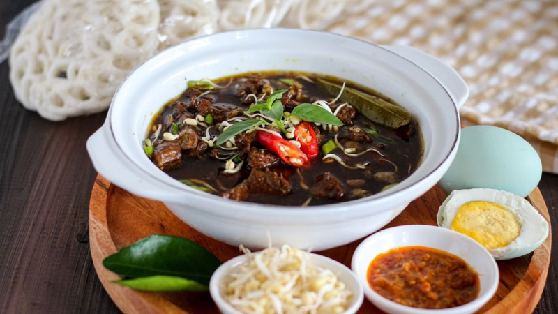 8. Rawon, Endonezya: Rawon, keluak tohumlarının kullanımından kaynaklanan siyah rengiyle karakterize edilen, Cava Adası'nın doğusundan gelen et bazlı bir çorbadır. Rawon, etin sotelenmiş baharatlarla kaynatılmasıyla hazırlanır.