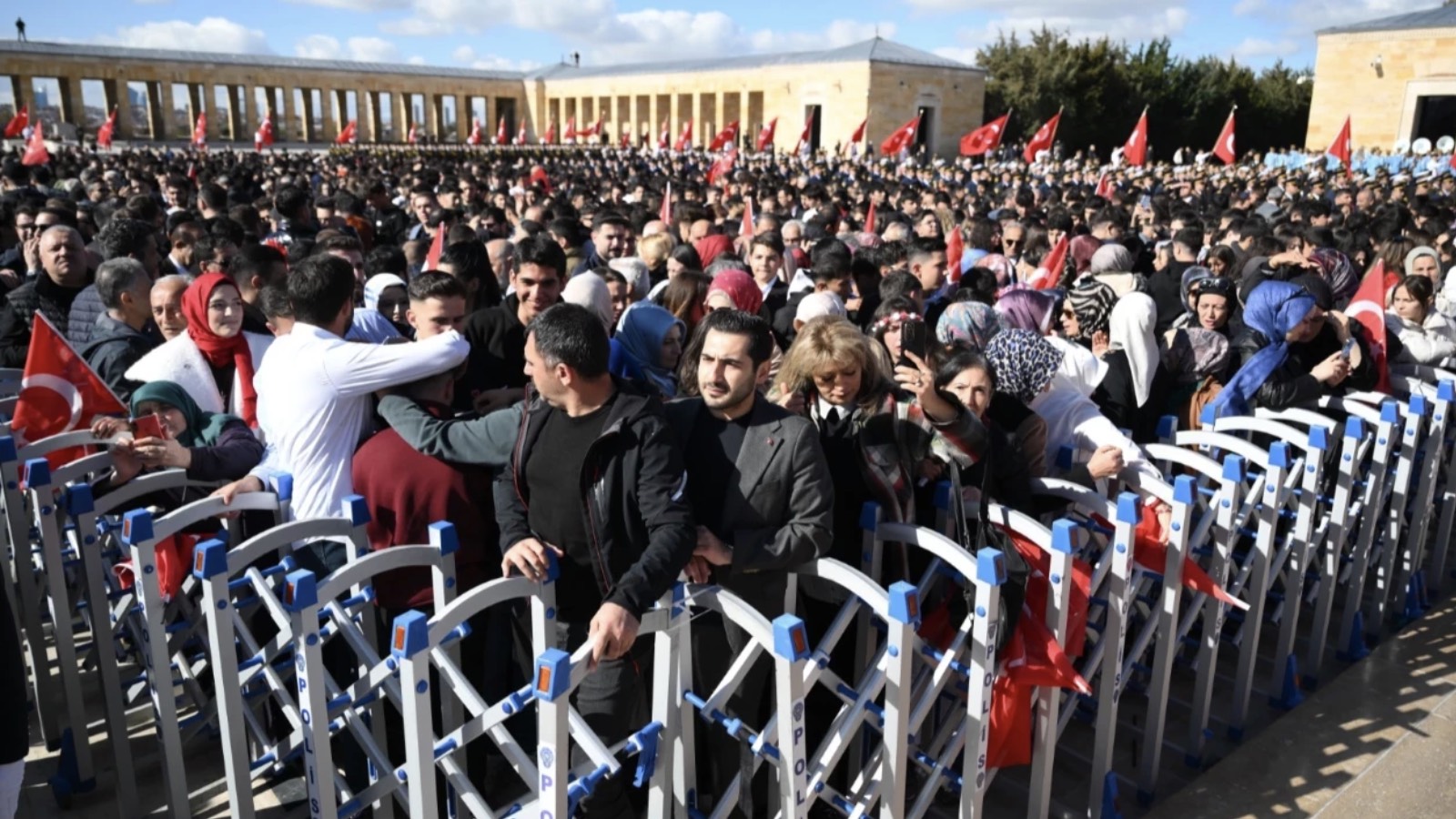 CHP'li Ertuğrul, Bakan Güler'e Anıtkabir'de atılan 'Erdoğan' sloganlarını sordu: Neden engellemiyorsunuz, bu iradeden yoksun musunuz?