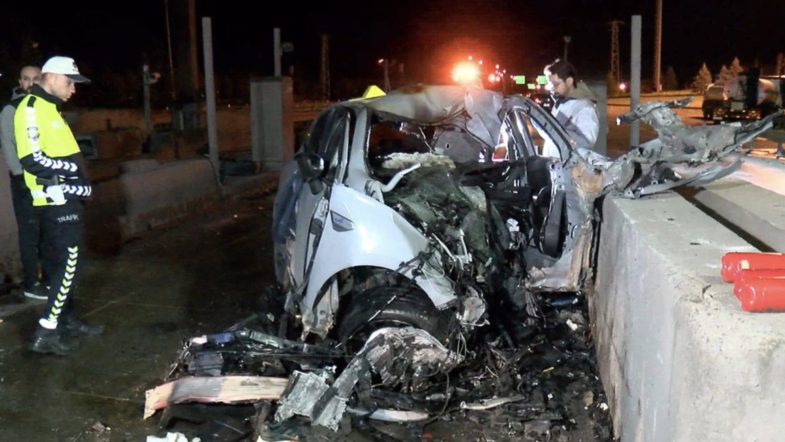 Tuzla’da trafik kazası: Gişelere çarpan asistan doktor hayatını kaybetti