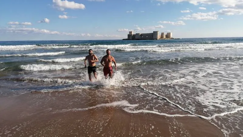 Türkiye'de kar alarmı verildi, onlar denize girdi!