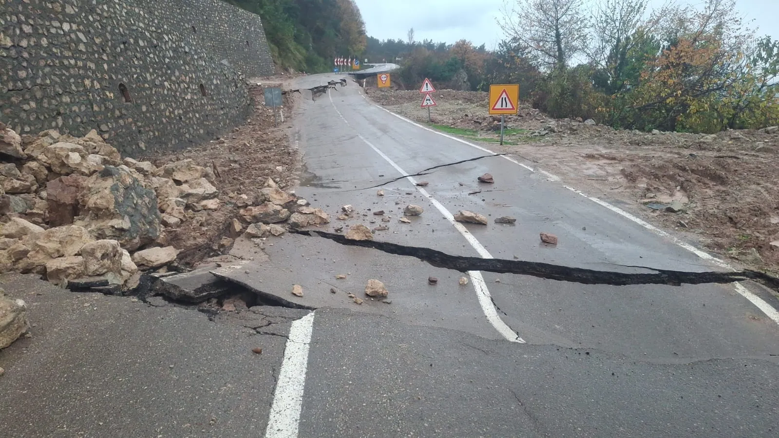 Kastamonu'da heyelan nedeniyle Cide-Bartın kara yolu ulaşıma kapandı