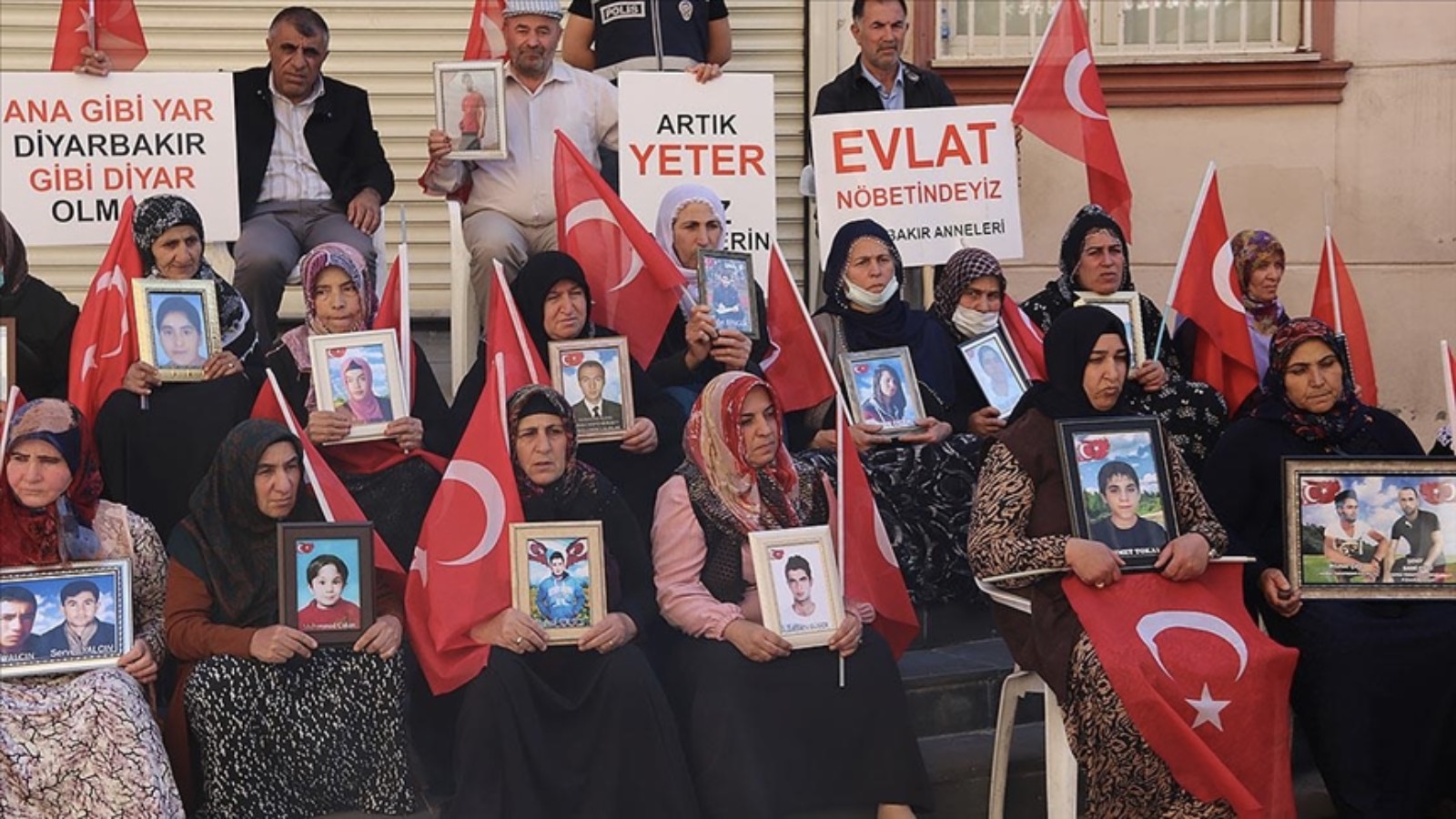 Yerlikaya duyurdu: 10'u Diyarbakır annelerinin çocukları olmak üzere 103 PKK'lı teslim oldu 