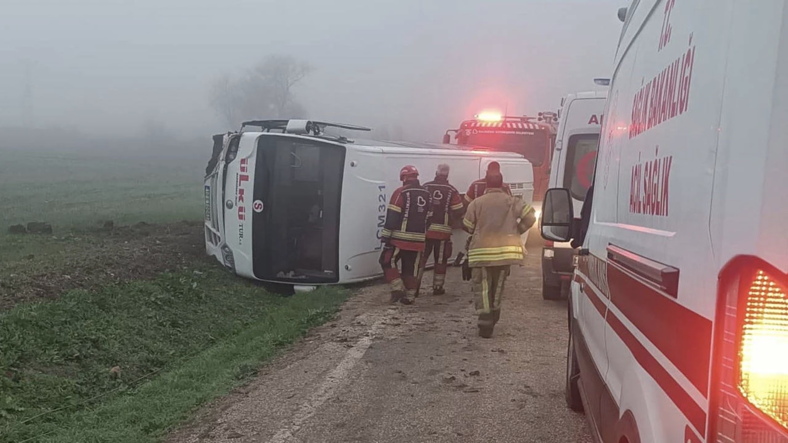 Balıkesir'de öğrenci servisi devrildi: 9 yaralı
