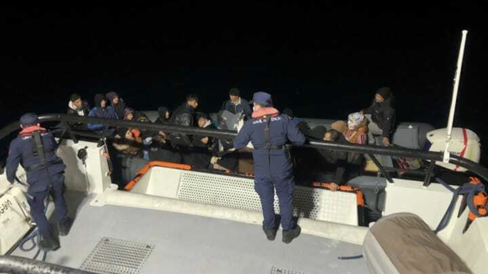 Bodrum açıklarında sürüklenen botta bulunan 23 düzensiz göçmen kurtarıldı