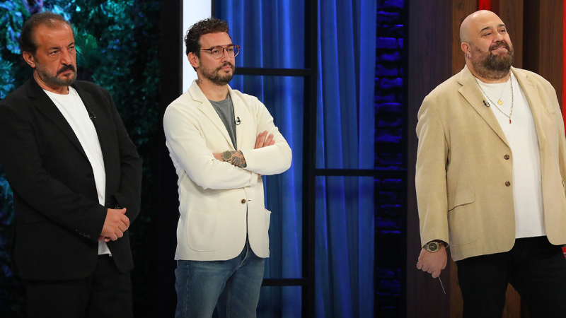 MasterChef Türkiye’de büyük final yaklaştıkça heyecan da zirveye çıktı. Özkan, Çağatay, Sezer ve Hakan’ın yer aldığı final dörtlüsü, finale adını yazdırmak için mutfakta nefes kesen bir mücadele verdi. 