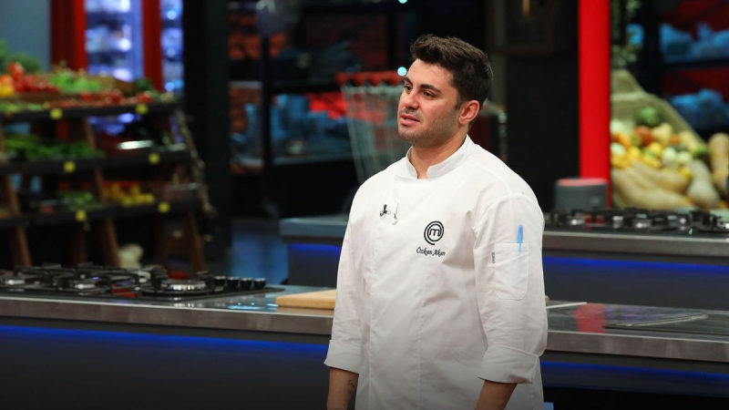 MASTERCHEF TÜRKİYE'DE İLK FİNALİST KİM OLDU?  Gecenin sonunda en yüksek puanı alarak Masterchef Türkiye'nin ilk finalisti olan yarışmacı Özkan oldu.