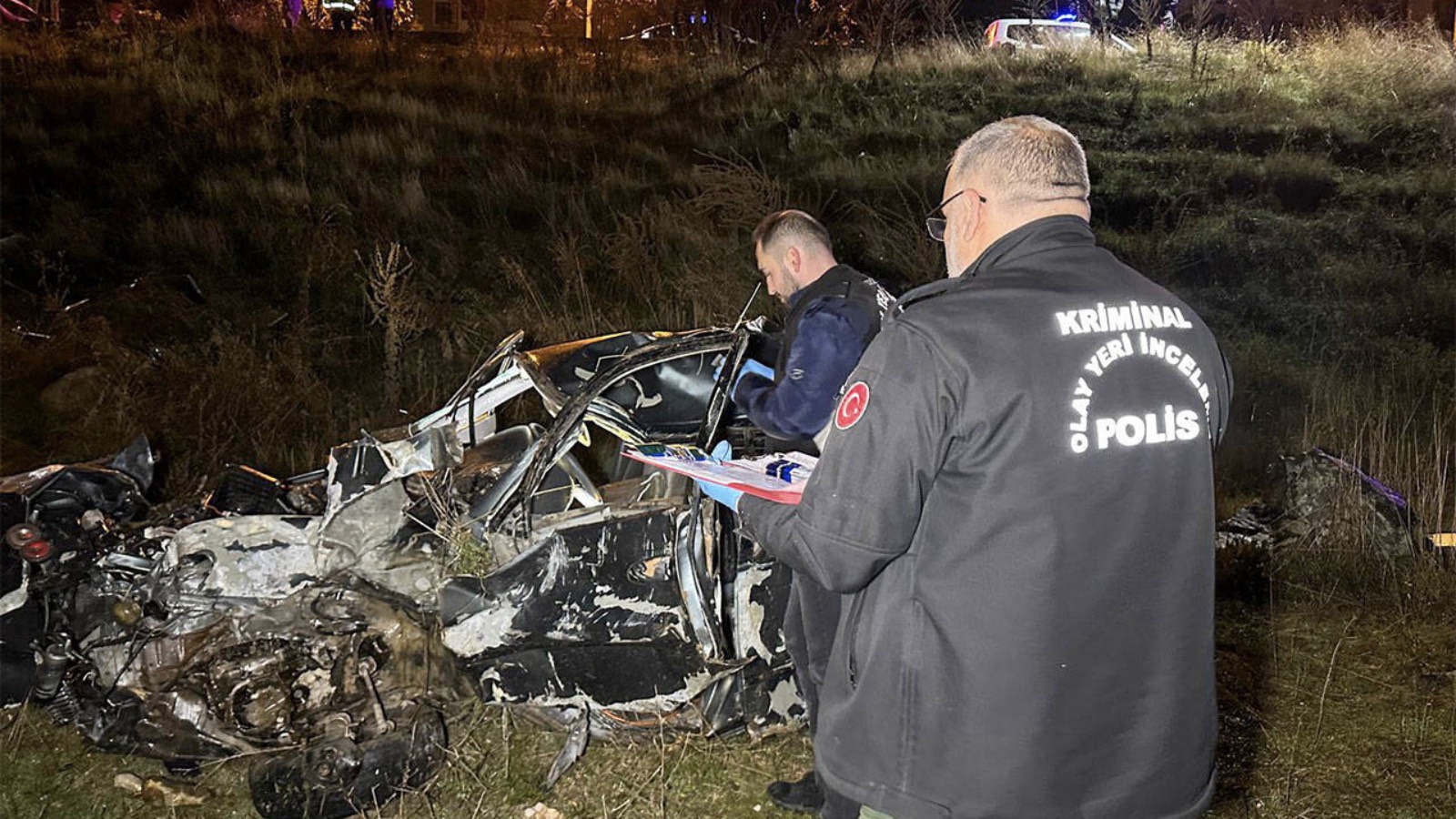 Uşak'ta otomobil şarampole devrildi: 2 kişi öldü, 1 kişi yaralandı