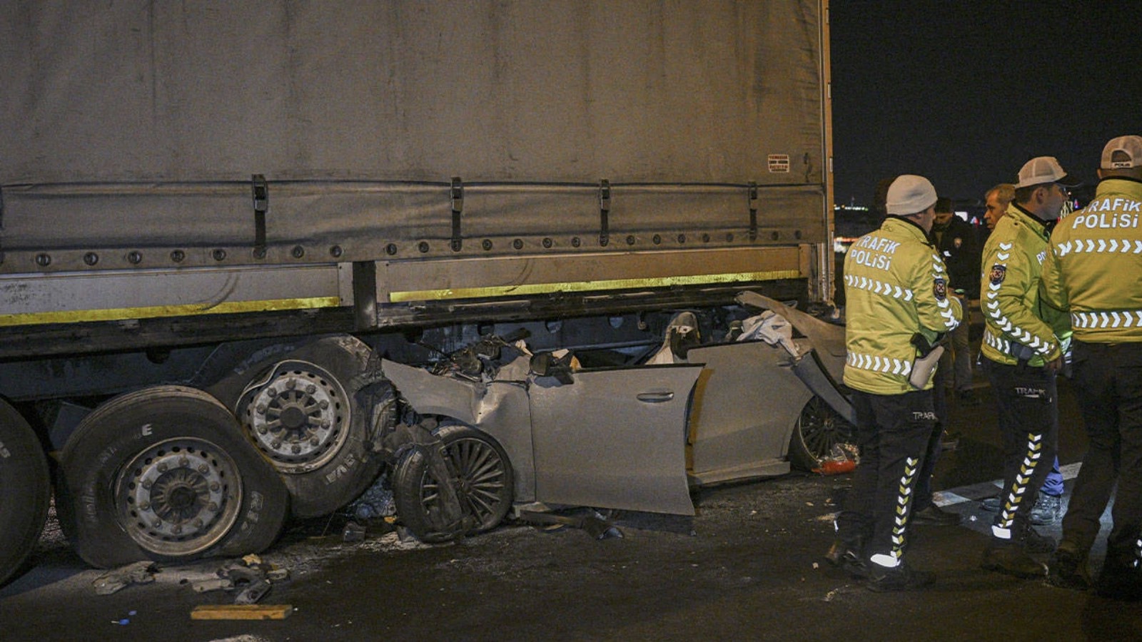 Ankara'da otomobil TIR'a çarptı: 2 ölü, 1 ağır yaralı
