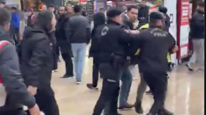 "Asgari ücret en az 2 katına çıkartılsın" bildirisi dağıtan 2 kişi gözaltına alındı