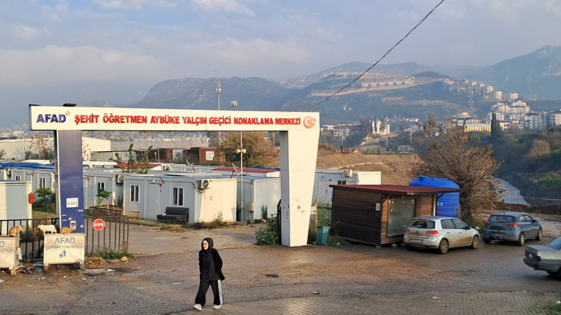 Hatay’da Öğretmen Aybüke Yalçın konteyner kenti tahliye edilmek isteniyor: Evlerimiz bitmeden nereye gideceğiz?