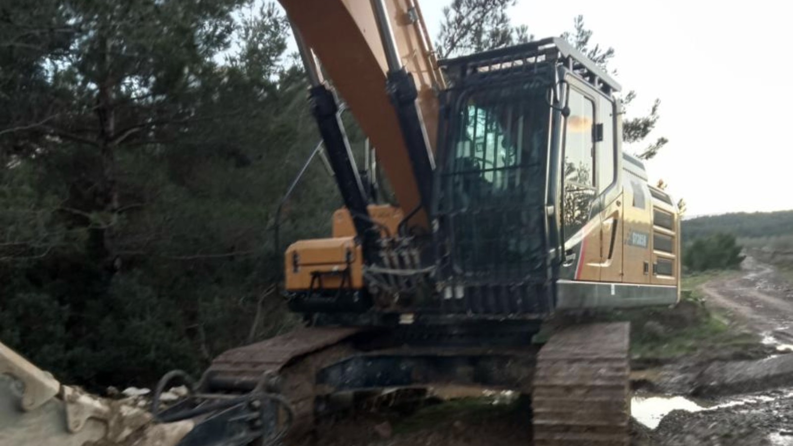Şirket mahkemenin ‘dur’ kararını dinlemedi: Karaburun'da GES şirketi alana kepçeleri soktu