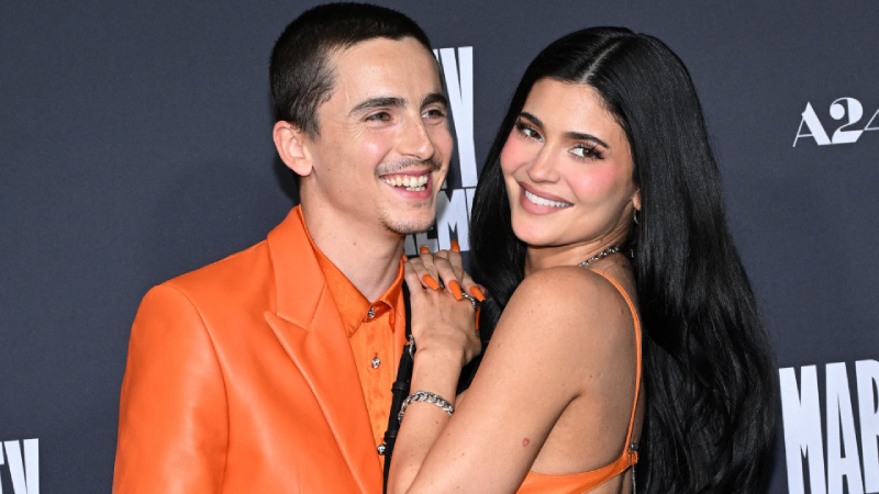 Timothee Chalamet ve Kylie Jenner çiftinin turuncu uyumu