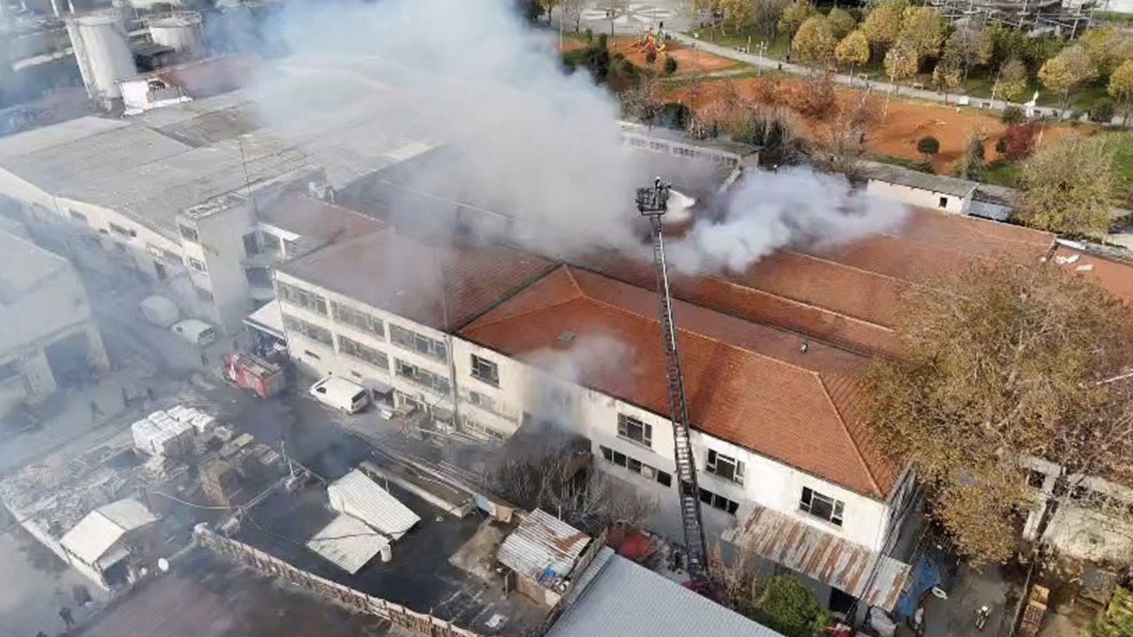Bakırköy'de tekstil fabrikasında yangın: Ekipler müdahale ediyor