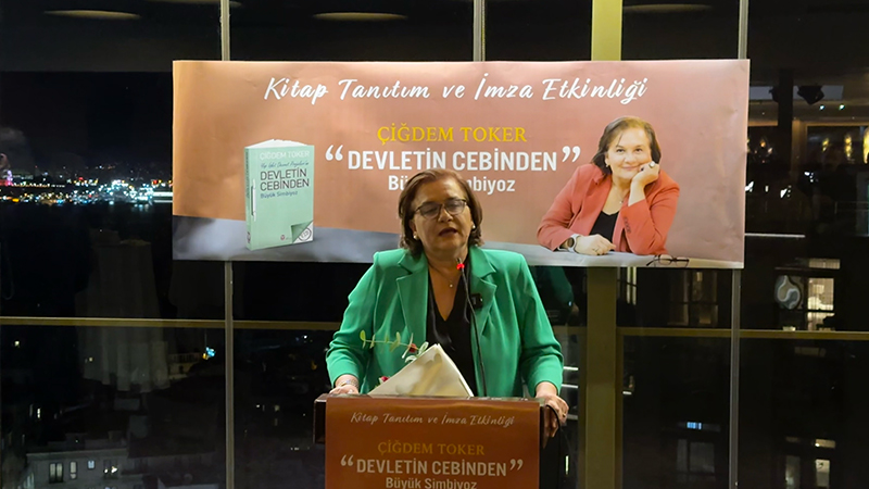 Çiğdem Toker, "Devletin Cebinden Büyük Simbiyoz" kitabının imza etkinliğinde okurlarıyla buluştu: Yap işlet devret projelerinin sır niteliği olamaz, çünkü devletin ticarî sırrı olamaz