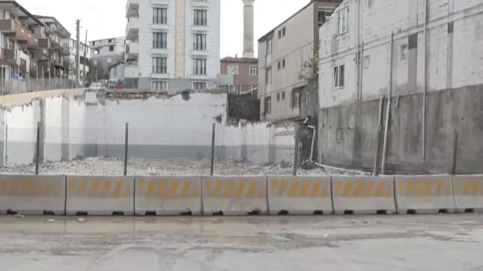 Kocaeli'de 3'ü çocuk 7 işçinin hayatını kaybettiği parfüm atölyesinin bulunduğu bina yıkıldı