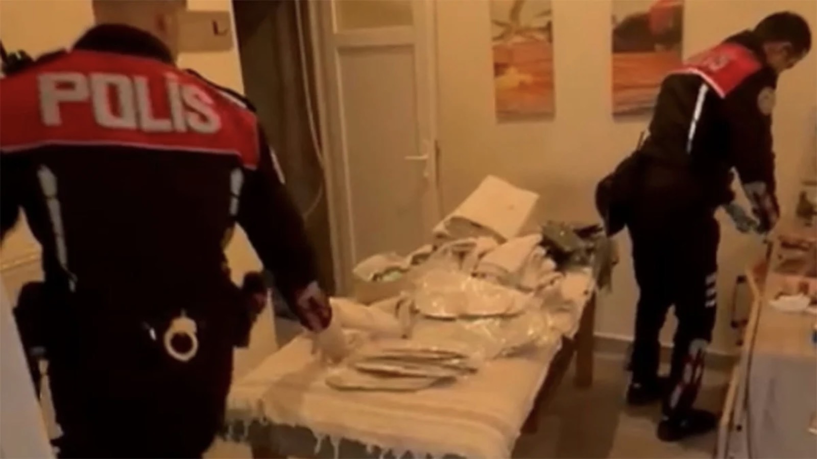 Masaj salonuna fuhuş baskını: Gizli bölmeler ve denetimlere karşı zil sistemi bulundu