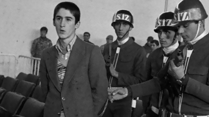 Siyasetçiler, idam edilişinin 45. yılında Erdal Eren'i andı: Bıraktığı onurlu mirasla, son bakıştaki o gözlerle hafızalarımıza kazındı