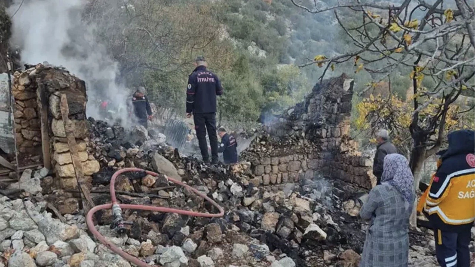 Adana'da yanan ev çöktü: Alzheimer hastası kadını arama çalışmaları devam ediyor