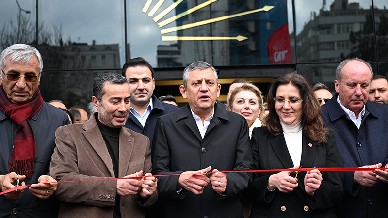 Özgür Özel Kayseri’de, yeni il binasının açılışına katıldı: Buranın kapısı vatan, millet, bayrak diyen, Gazi’ye sevgi besleyen herkese açıktır
