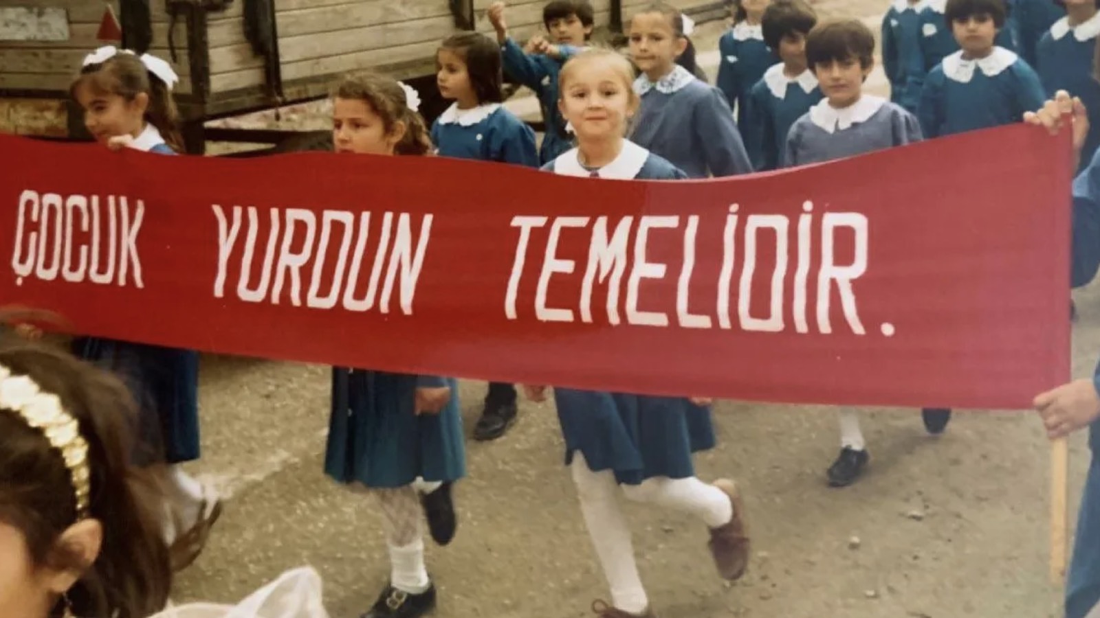 Gülşah Durbay'ın çocukluk fotoğrafı ortaya çıktı: Cumhuriyet, bir kız çocuğunun köyünden çıkıp belediye başkanı olmasıdır