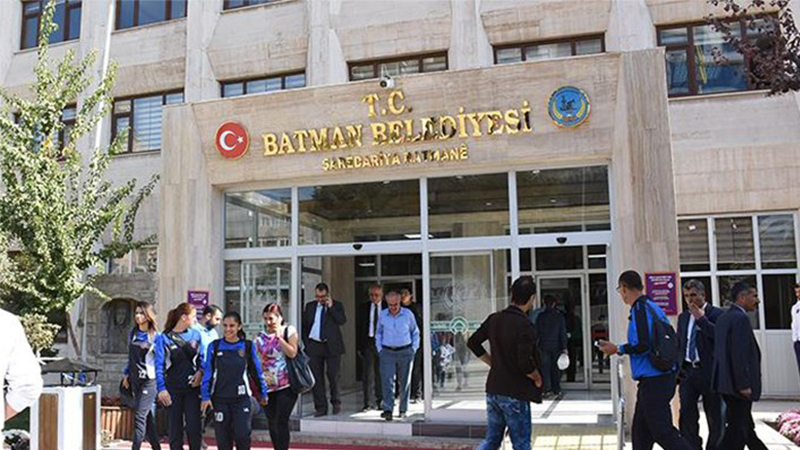 'Batman Belediyesi'nde personele elden para dağıtıldı' iddiası: Hukuki dayanak nedir; bu para belediyenin hangi bütçesinden, hangi kalemden çıkmıştır?