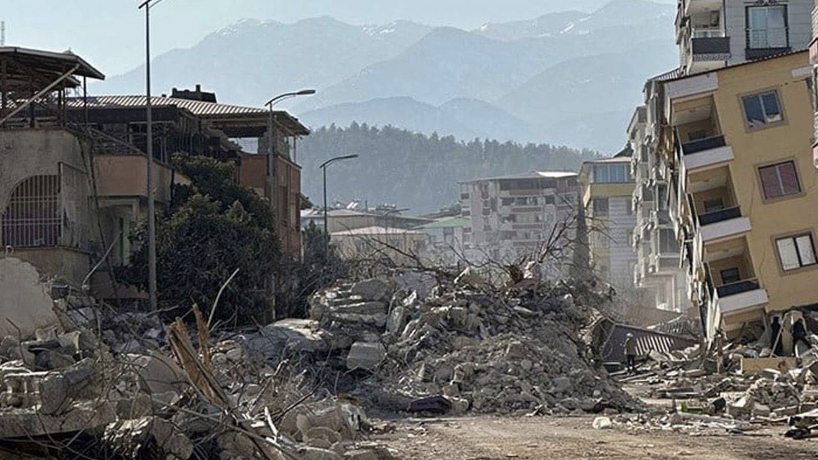 19 kişiye mezar olan Ermeç Apartmanı davası: Bilirkişi raporu gelmediği için duruşma ertelendi