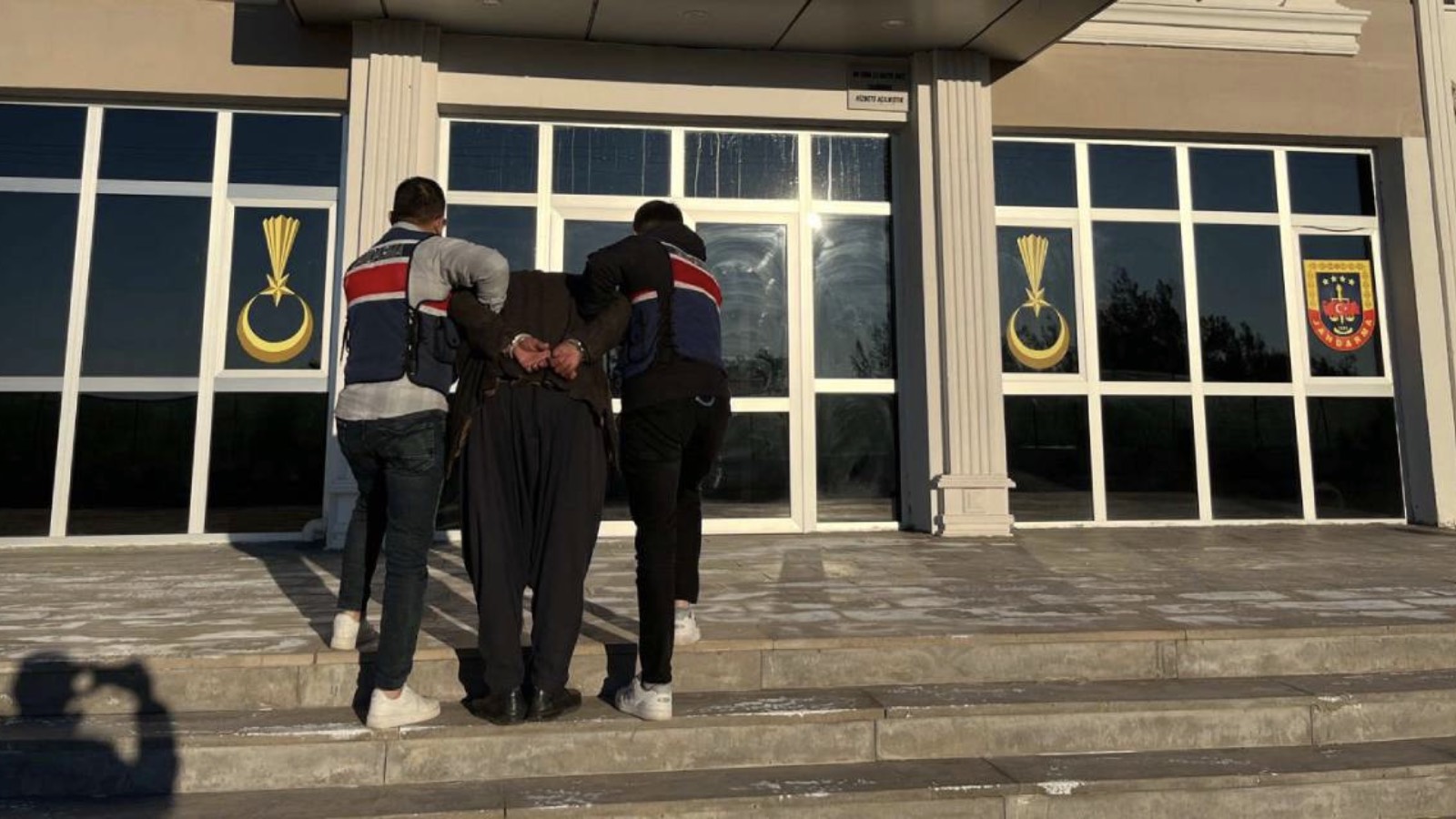 "Çocuğu kasten öldürme" dahil birçok suç kaydı olan firari Adana'da yakalandı