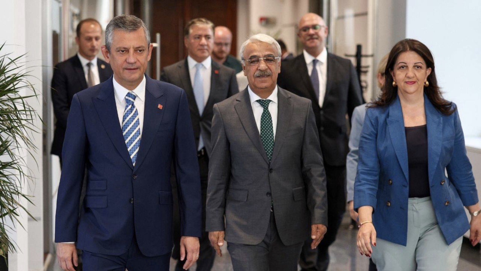 DEM Parti İmralı heyeti, Özel ile görüşmek için CHP Genel Merkezi'nde: Partinin Grup Başkanvekili Murat Emir, kapıda karşıladı