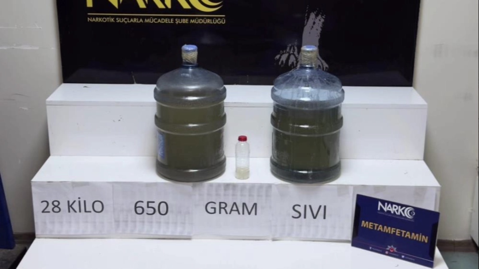 Otomobildeki damacanalardan 28 kilo sıvı metamfetamin çıktı: Haberimiz yok, gezmeye gidiyoruz