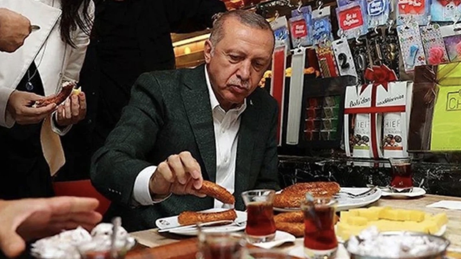 Erdoğan'ın 32 yıl önce yaptığı simit-çay hesabı gündemde: Açlık sınırı altında açıklanan asgari ücretten ne kadar kalıyor?