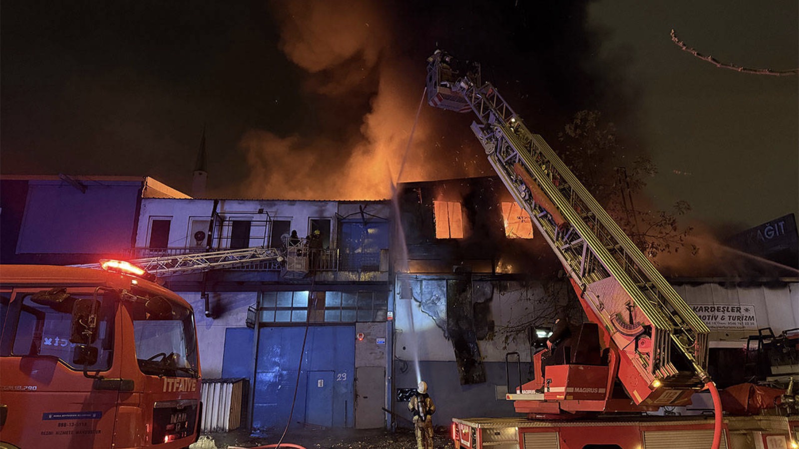 Plastik kalıp atölyesinde çıkan yangın, diğer iş yerlerine sıçradı: Ekiplerin müdahalesi devam ediyor