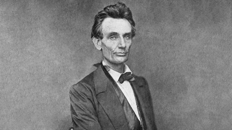 4. Abraham Lincoln | Dünya siyasetinin en önemli ve etkili simalarından Amerika Birleşik Devletleri’nin 16. başkanı Abraham Lincoln da yaşamının büyük bölümünde psikolojik sorunlarla mücadele etti. Depresyon, Lincoln’ün ömrü boyunca yanından ayrılmayan bir sorun oldu. Gençlik dönemlerinde yakalandığı depresyon, giderek daha kötüleşti ve bir süre sonra Lincoln için zorlu fakat sıradan bir şey haline geldi. Lincoln, yaşadığı depresyon nedeniyle özellikle yaşlılık dönemlerinde sık sık intihar etmeyi düşündü.