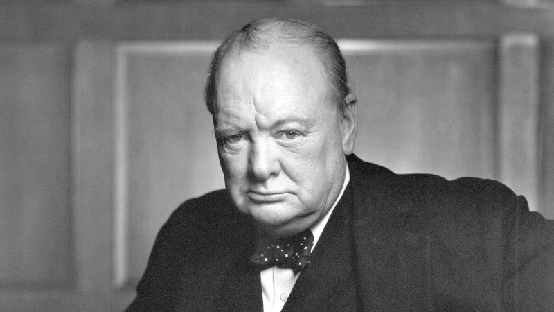6. Winston Churchill | Winston Churchill, II. Dünya Savaşı sırasında İngiltere’nin başbakanlık koltuğunda oturuyordu. Savaş dönemindeki başarıları, savaşın kazanılmasına öncülük eden politikaları ile dünya tarihini değiştiren siyasetçilerden birisi oldu! Ancak “zaferin arkasındaki” bu adam yalnızca düşman ordusu ile mücadele etmedi! Churchill, neredeyse bütün ömrü boyunca depresyon ve anksiyete ile de uğraşmak zorundaydı! Daha depresif dönemlerinde yataktan çıkmak istemiyor ve yemek yemiyordu. Yaşadığı psikolojik sorunların farkında olan Winston Churchill buna rağmen dünya tarihini değiştirecek bir savaşta ülkesini zafere taşımayı başardı. (Kaynak: Listelist, History of Yesterday)