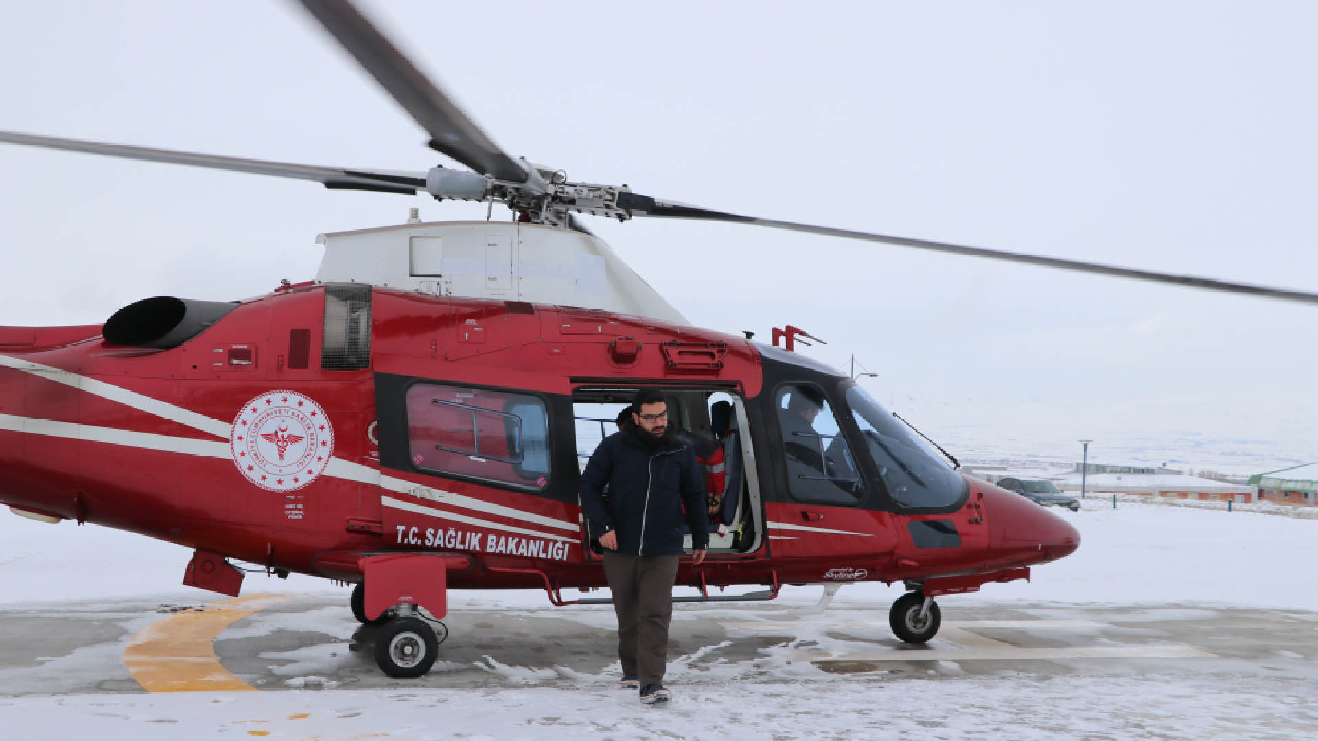 Erzurum'da ambulans helikopter, kar nedeniyle yolda kalan hasta için havalandı