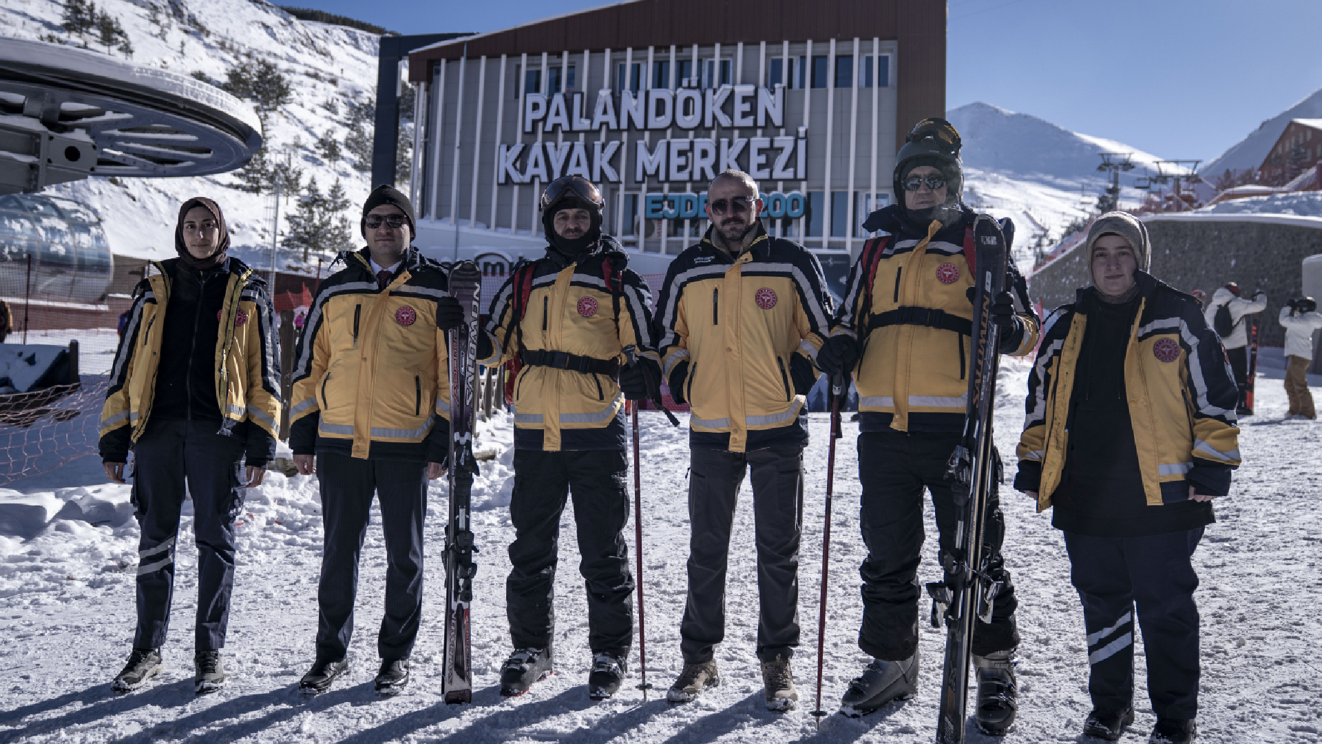 Palandöken'in "kayaklı 112 sağlık ekibi" sporcu kazalarına anında müdahale edecek