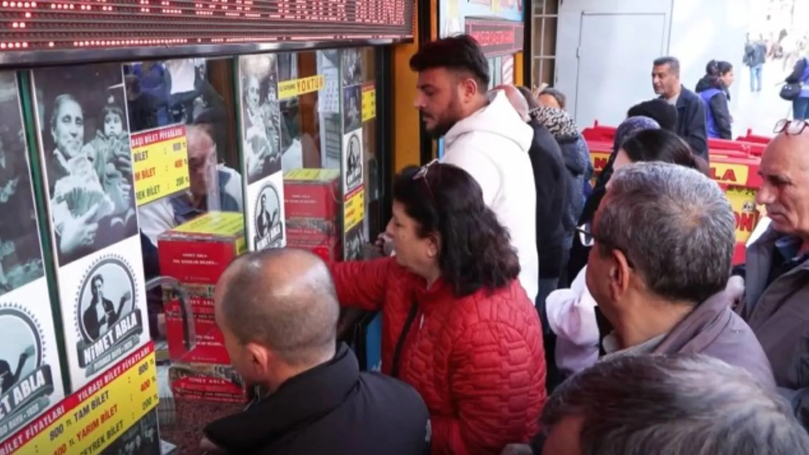 Bir yılbaşı klasiği: Nimet Abla gişesi önünde kuyruk oluştu