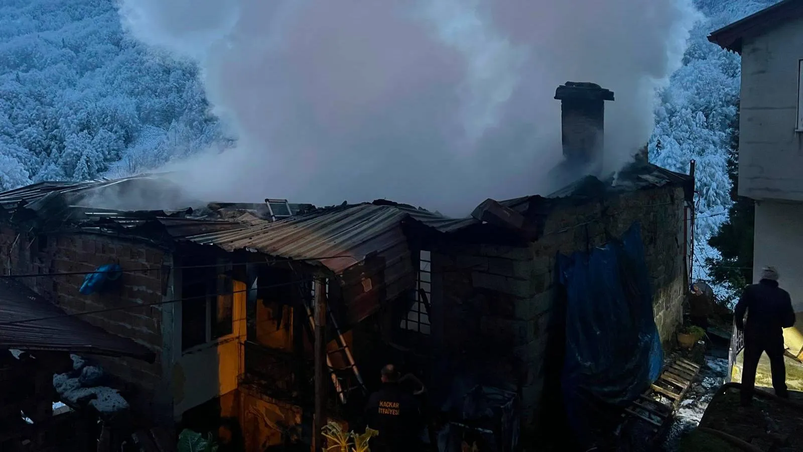 Rize'de çıkan yangında 2 ev kullanılamaz hale geldi