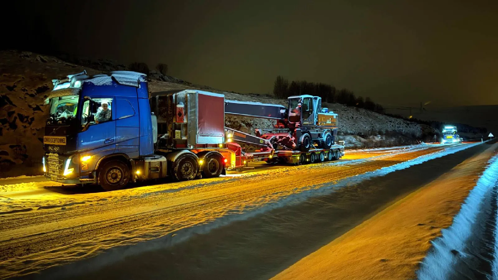 Ardahan-Çıldır kara yolunda buzlanma nedeniyle TIR'lar mahsur kaldı
