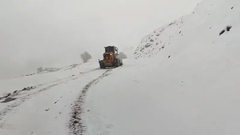 Sivas'ta kar yağışı nedeniyle 807 köy yolu ulaşıma kapandı