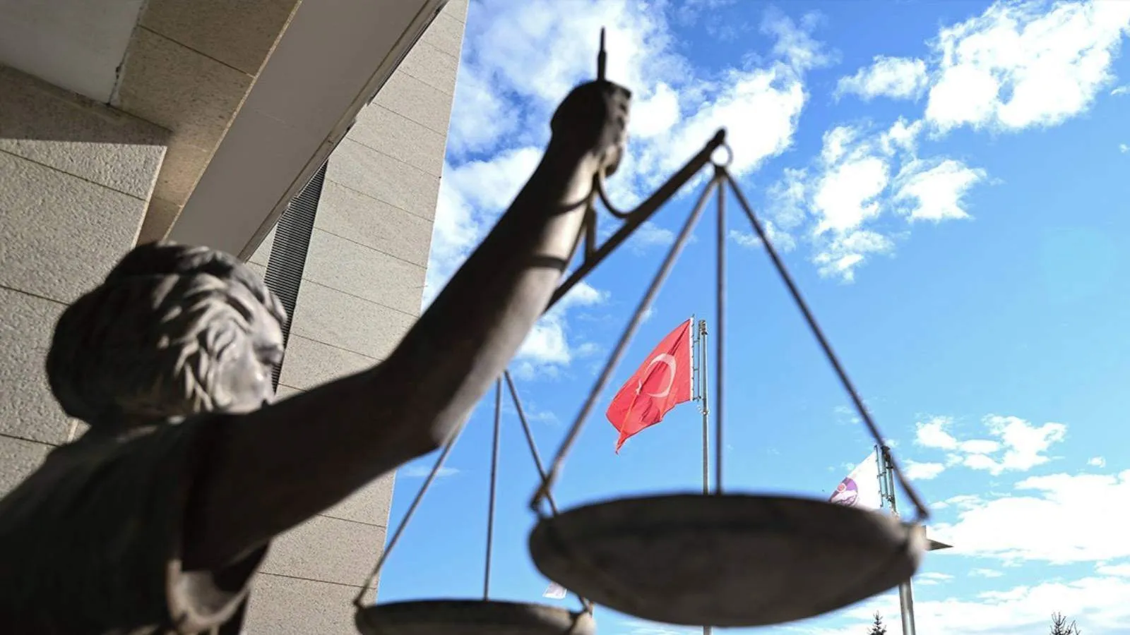 Operasyonların nedenleri ve siyasi etkileri: Kim kalacak, kim gidecek?