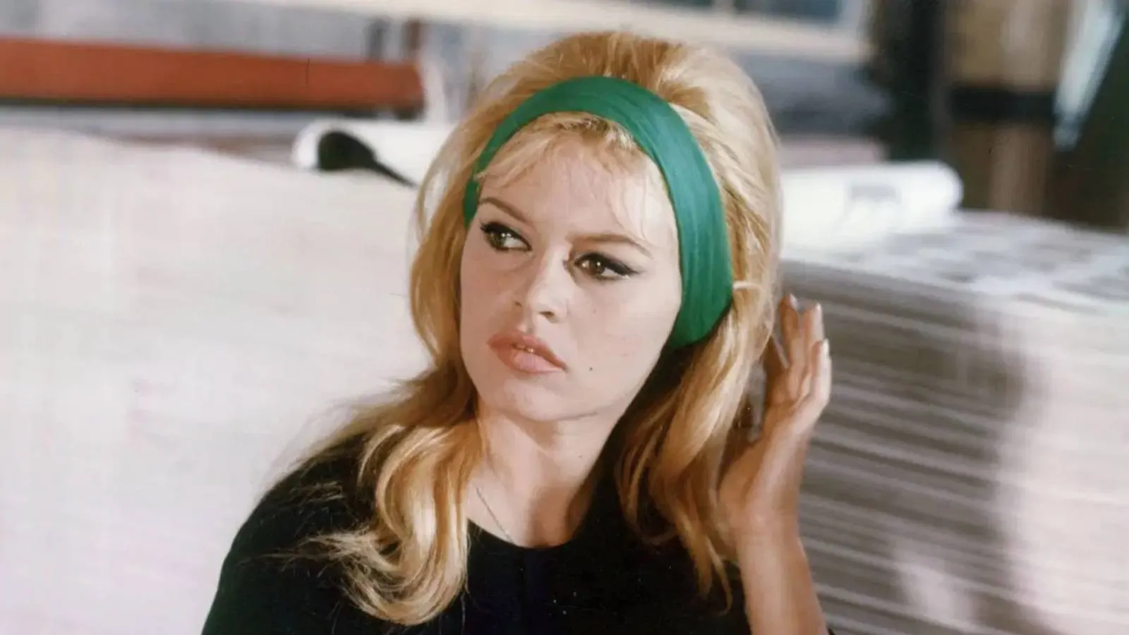 Ertuğrul Özkök: Çıplaklığıyla hatırladığımız “Ve Allah Kadını Yarattı” fi̇lmi̇ni̇n şu “gi̇yi̇ni̇k repli̇kleri̇ni̇” bi̇li̇yor musunuz? 