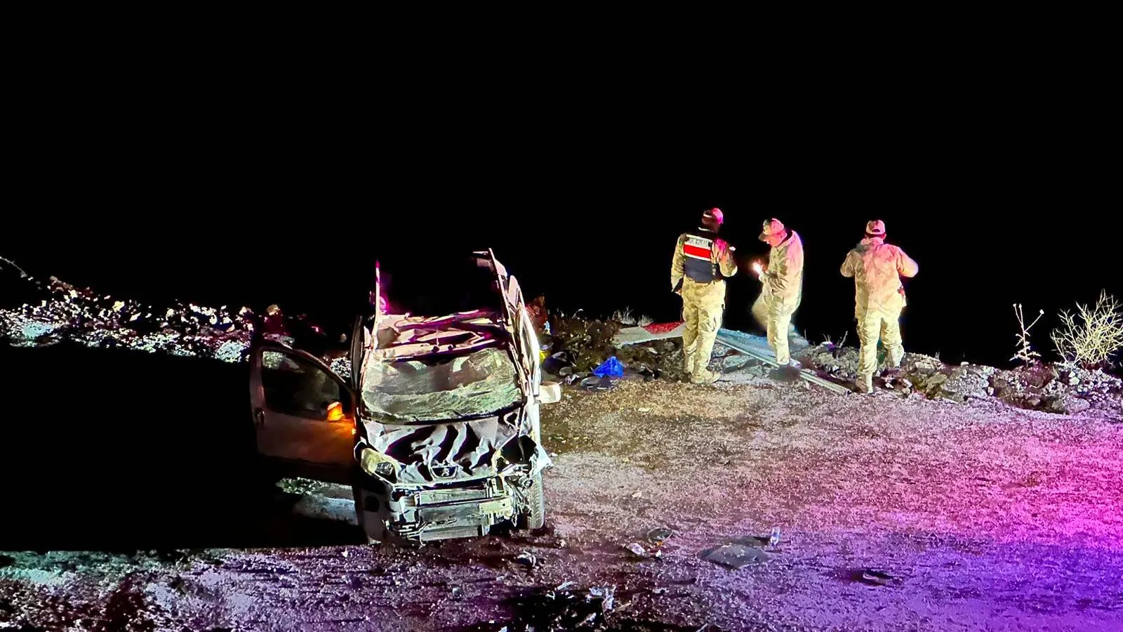 Buzlanan yolda hafif ticari araç şarampole yuvarlandı; 1’i ağır 2 yaralı