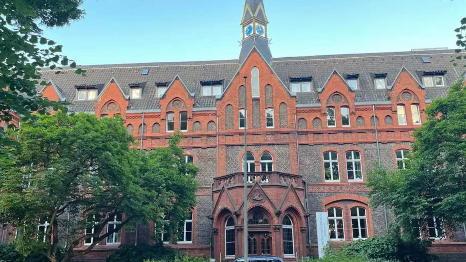 Almanya'da cemaatsiz kalan kiliseler dükkânlara dönüşüyor