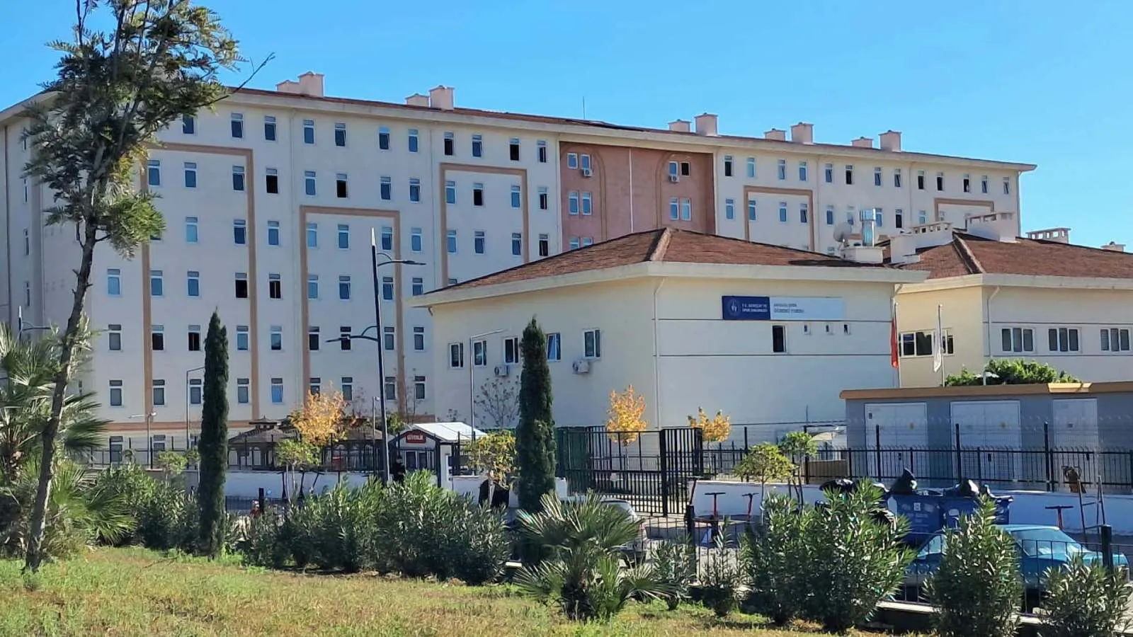 Yurt bahçesinde bıçaklı saldırı: Üniversite öğrencisine 3 kişi saldırdı!