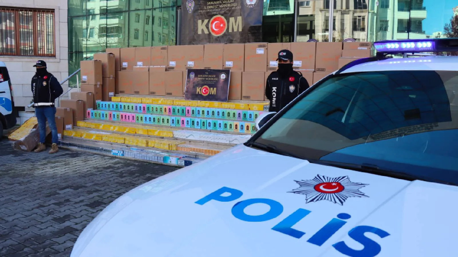 Şanlıurfa'da bir araçta gümrük kaçağı 43 bin paket sigara ele geçirildi