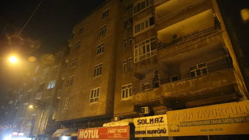 Diyarbakır'da kolonu patlayan bina ile bitişiğindeki apartman ve müstakil ev tahliye edildi