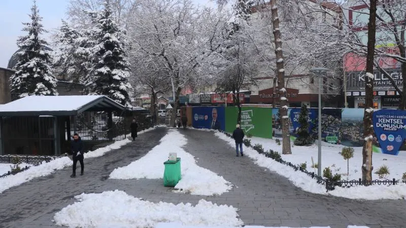 Kentsel dönüşüm çalışmalarında yıkılan binanın altından 926 yıllık medresenin duvarları çıktı