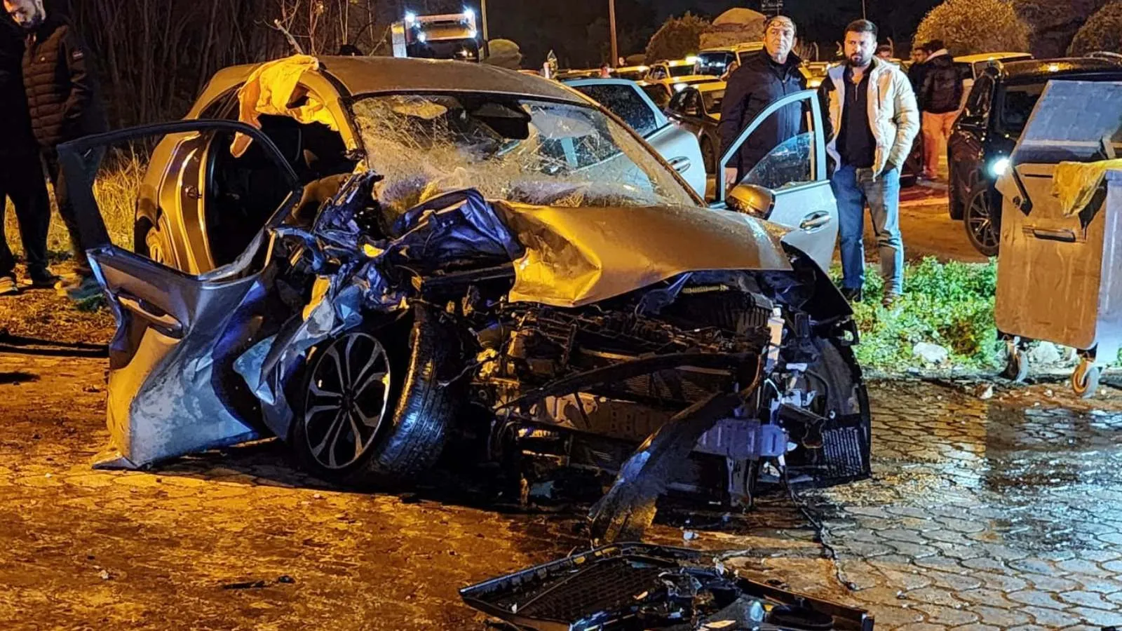 Bursa'da iki otomobil kafa kafaya çarpıştı: 3 yaralı