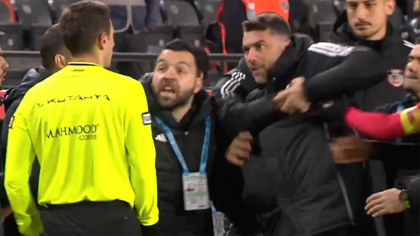 Burak Yılmaz, kırmızı kart sonrası çılgına döndü: Hakemin üzerine yürüdü!